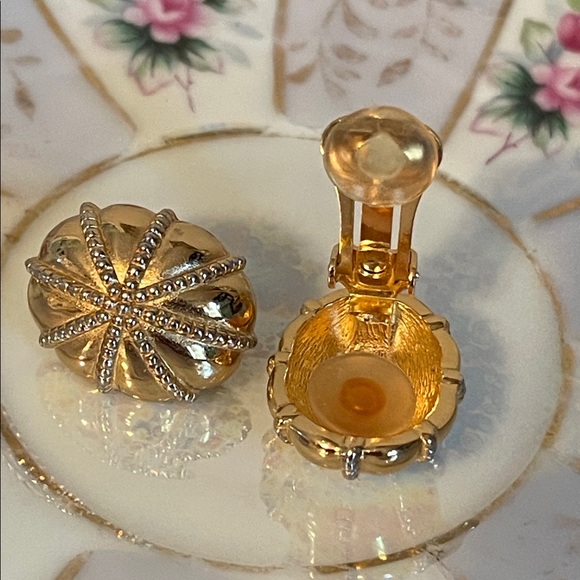 Vintage Burberrys Gold Plated Domed Shaped Starburst Clip-on Earrings - Picture 3 of 8